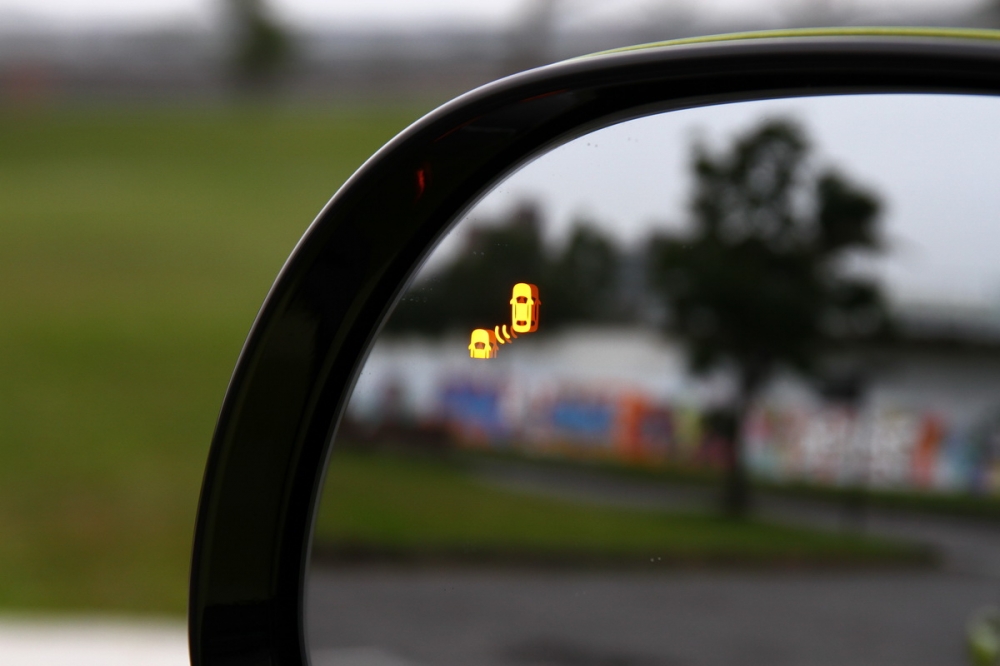 當車身左右兩側有車輛逼近時，後照鏡會出現警示圖案會亮起，同時也會有警告音提醒