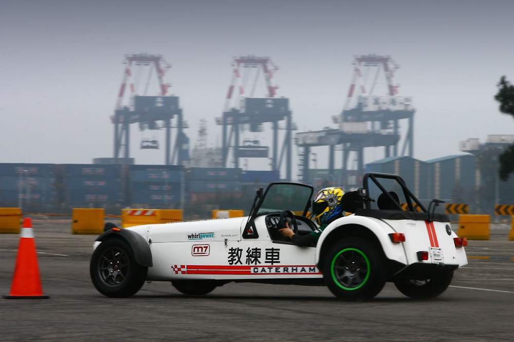 Caterham Roadsport 120軸距短且動力不算大，所以需要降低前胎壓並將後胎壓打高，方能利於甩尾進行。