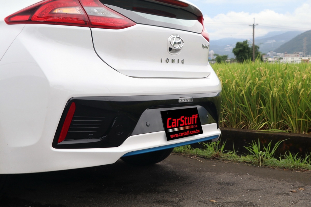 頭尾下緣藍色飾條、車側徽章與車尾Hybrid字樣適度點綴節能車款身分