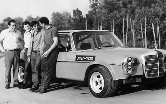 AMG草創初期，僅是僅有數名員工的汽車工作室，憑藉著優異的研發技術能力而打響AMG名號。