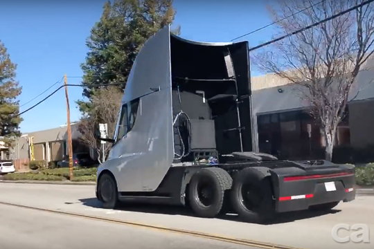 捕獲！Tesla電動卡車好棒棒加速實測