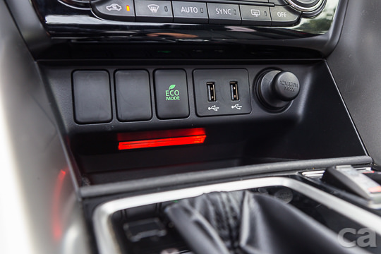 整合了七吋觸控螢幕、中控台觸控板、Apple Carplay功能、藍芽\USB\AUX in資訊輸入介面的影音娛樂系統，提供駕駛隨時與資訊串連的便利功能。