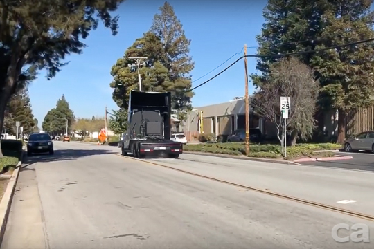 捕獲！Tesla電動卡車好棒棒加速實測