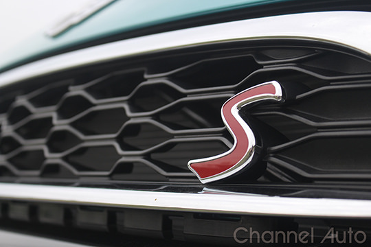 從鑲嵌於水箱護罩上的S徽飾與引擎蓋上的進氣口設計可辨識出這是一輛Mini Cooper S Cabrio。