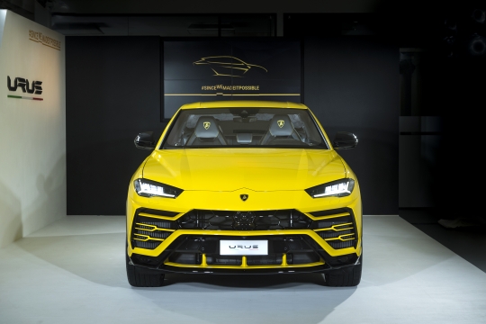 Lamborghini Urus將於稍晚正式發表，並於下半年交付車主，總代理公布正式售價為新台幣999.89萬元起。