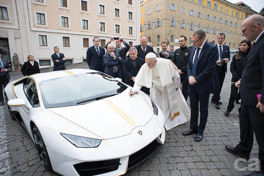 意義獨具的慈善贈車，當然要由教宗本人親筆簽名。