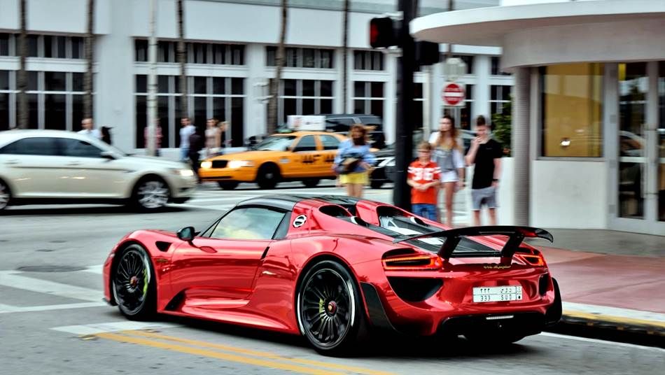 整個「邁阿密」就你最「搶眼」，最強「蛙王」Porsche 918 Spyder「超稀有」Chrome Red塗裝野生捕獲！