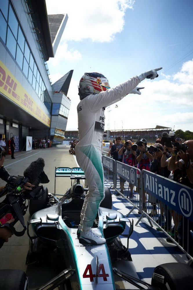 有驚無險，Mercedes-AMG PETRONAS雨中奪回分站冠亞軍