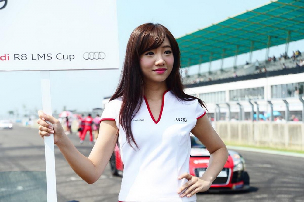 人家是二八佳人，這裡有「R8」佳人！Audi R8 LMS Cup 車快，妹更夯（圖輯）