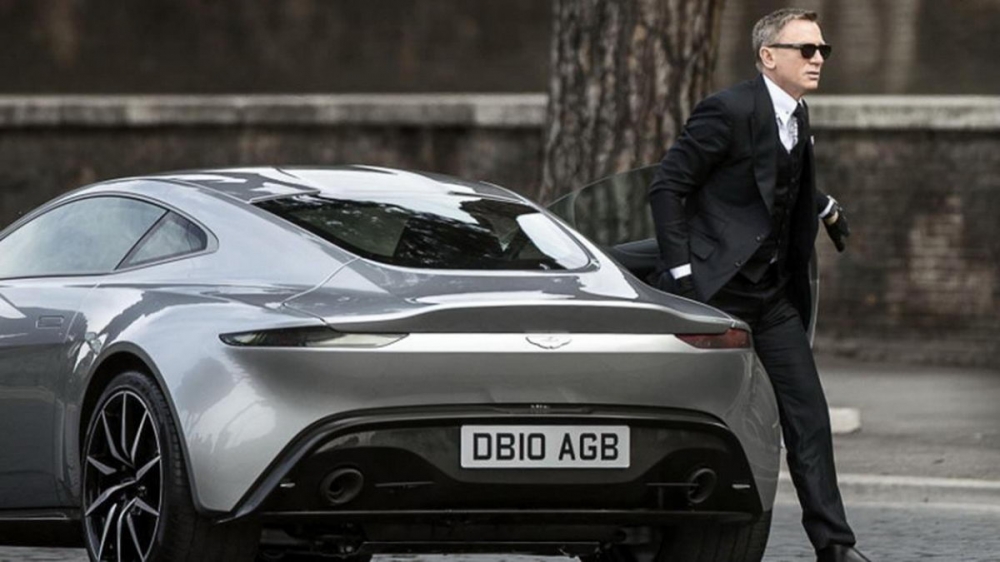 驚鴻一瞥終現身！James Bond全新座駕Aston Martin DB 10這次跑給你看！