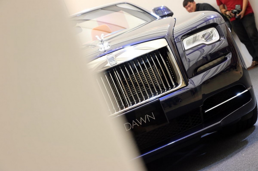 Rolls-Royce Dawn正式登台！只能遠觀瞻望的上空黎明女神，要一親芳澤？先準備個2,388萬元吧……