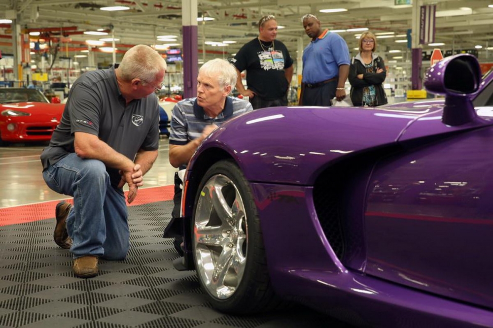 「與蛇共舞」！？美國德州夫婦在家「養」了79輛的Dodge Viper！