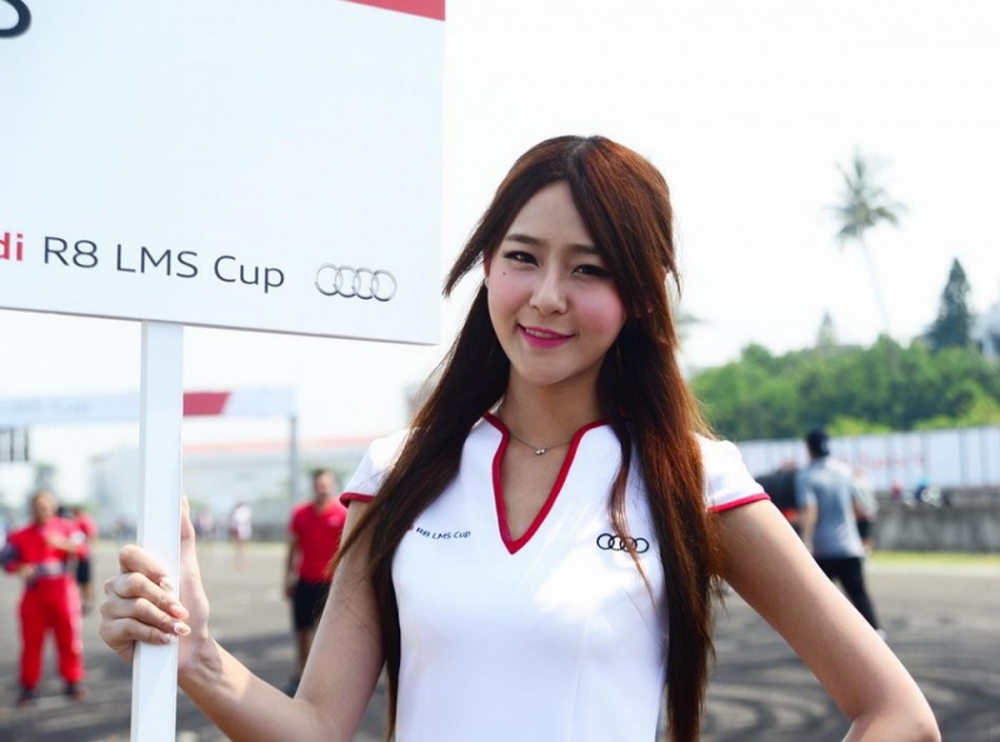 人家是二八佳人，這裡有「R8」佳人！Audi R8 LMS Cup 車快，妹更夯（圖輯）