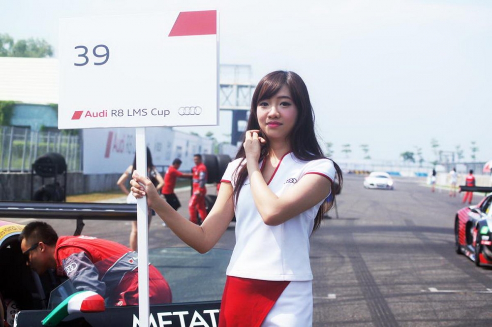 人家是二八佳人，這裡有「R8」佳人！Audi R8 LMS Cup 車快，妹更夯（圖輯）