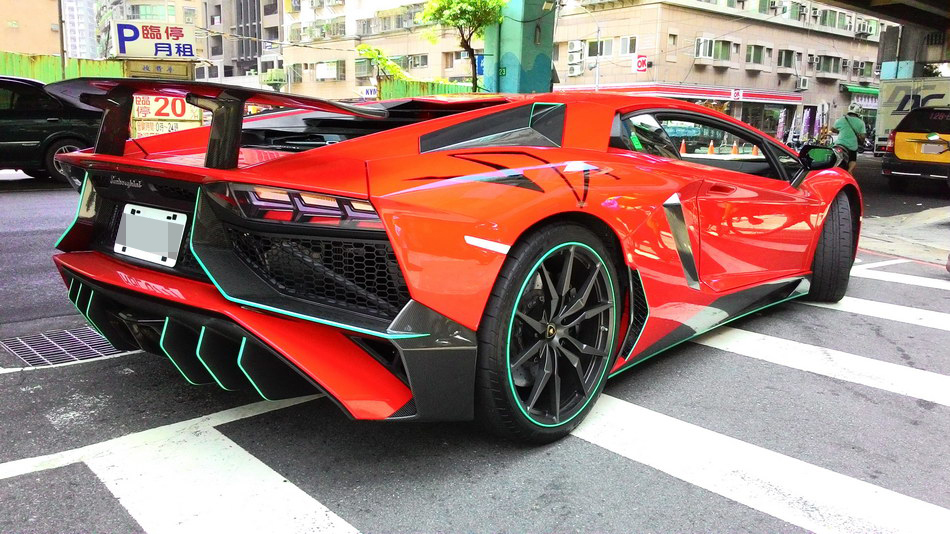 「大牛王」路邊「掛點」？Lamborghini LP750-4 SV「台灣分身版」隨機捕獲