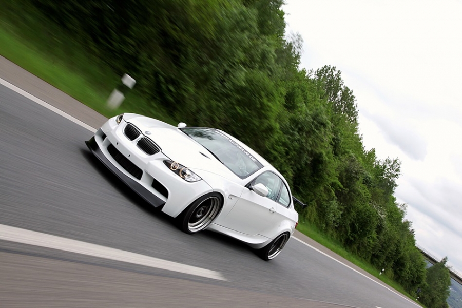 廠車等級的BMW E92 335i，開在路上隨時「備戰」！