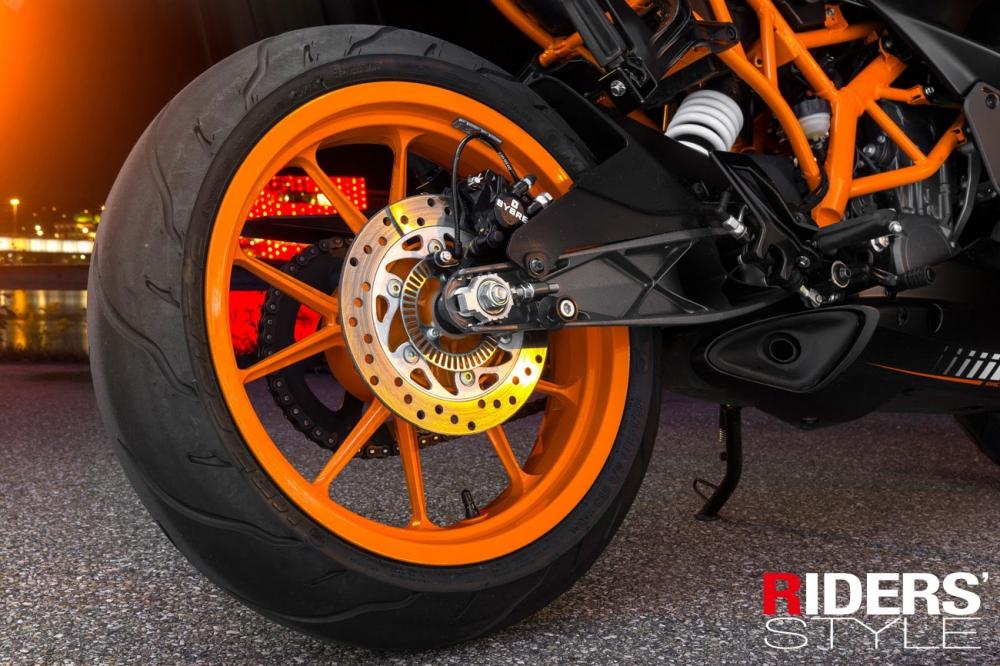 經過多樣的考量，17吋的輪胎所提供的穩定性相當足夠。