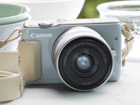 Canon EOS M 推出針對女性的入門機種EOS M10 ，具可翻轉螢幕並採圓潤