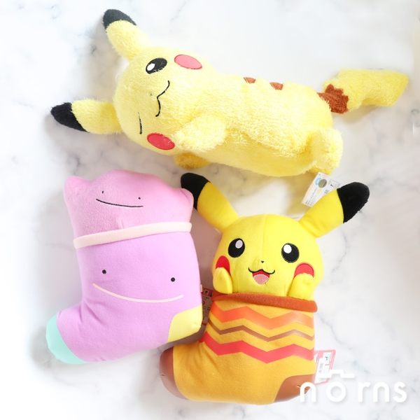 【超值】【日貨POKEMON玩偶】Norns 正版精靈寶可夢 皮卡丘眨眼 百變怪 套襪子 毛絨絨 神奇寶貝變裝 絨毛 - 生活雜貨 - @網紅直播人氣商品