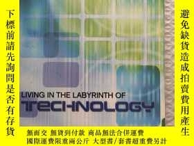 二手書博民逛書店Living罕見in the Labyrinth of Tech