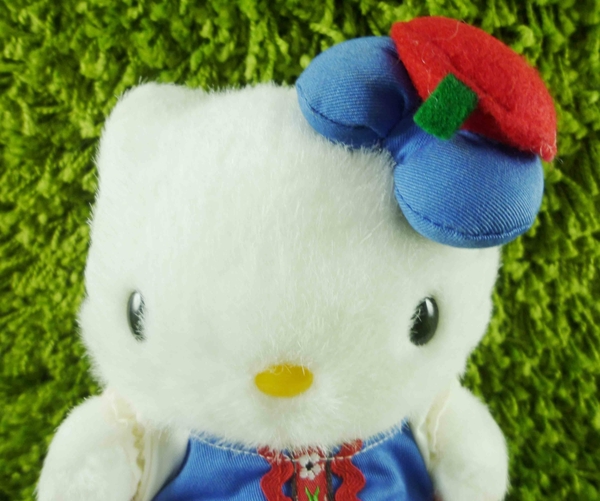 【震撼精品百貨】Hello Kitty 凱蒂貓~KITTY絨毛娃娃-荷蘭服飾-紅色 product thumbnail 3