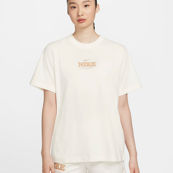 NIKE Sportswear Essential 米色 短T 休閒 LOGO渲染 短袖 HF6180-133 女 product thumbnail 3