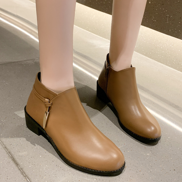 圓頭靴．MIT經典皮革微V口金飾低跟短靴．白鳥麗子