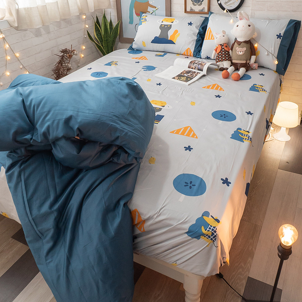 月光藍躲貓貓 Q3雙人加大床包與雙人兩用被四件組 100%精梳棉(60支) 台灣製 棉床本舖