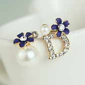 【NiNi Me】夾式耳環 鑲鑽D字珍珠花朵不對稱夾式耳環 夾式耳環 E0013