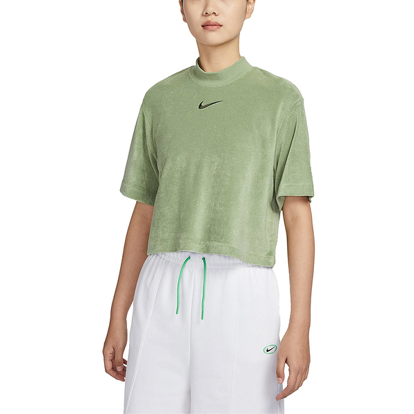 NIKE SPORTSWEAR 女款 短袖上衣 運動 短版 草綠色 毛圈布 DV7833-386