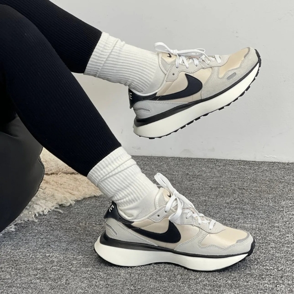 NIKE 休閒鞋 PHOENIX WAFFLE 燕麥灰 小SACAI 反光 麂皮 女 FD2196-100