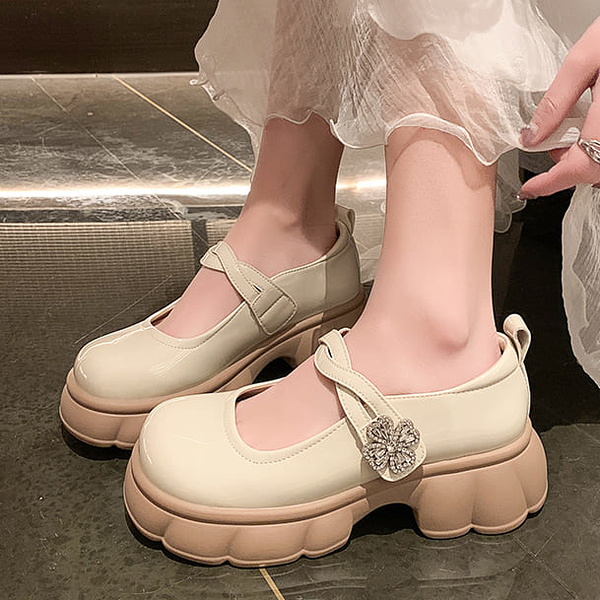瑪莉珍鞋．甜美漆皮水鑽花朵釦飾低跟鞋．白鳥麗子