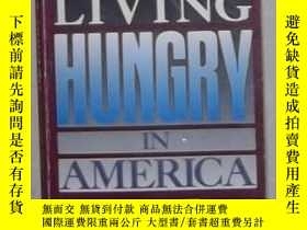二手書博民逛書店英文原版罕見Living Hungry in America b