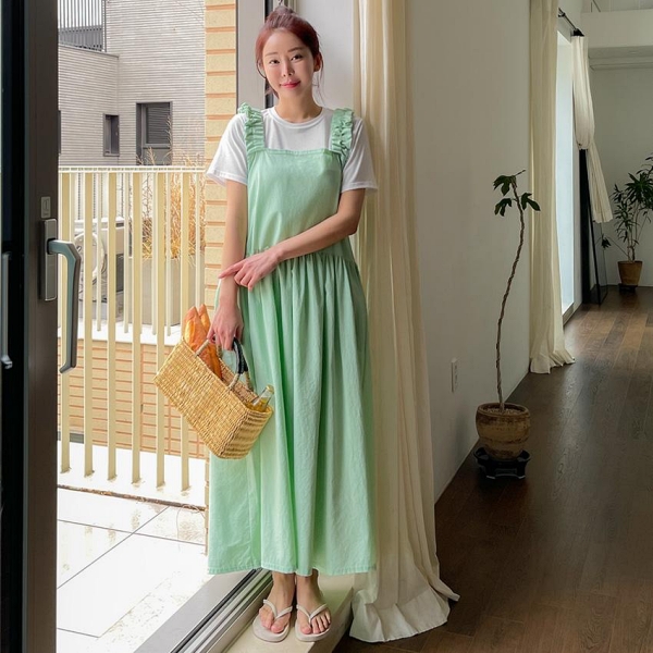 韓國製．甜美荷葉邊素面抓摺方領吊帶長裙．白鳥麗子 product thumbnail 5