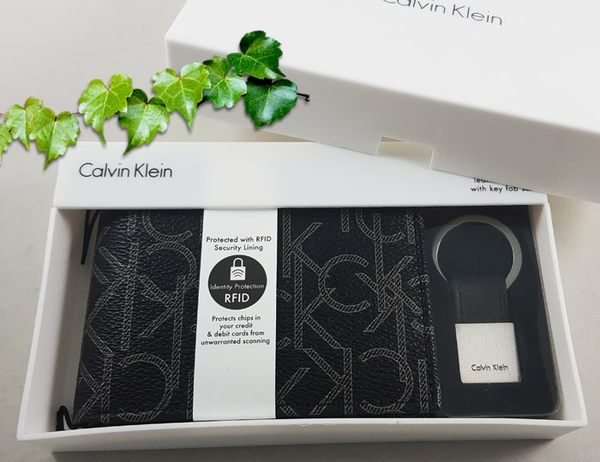 【CK】Calvin Klein 男皮夾 短夾 簡式雙鈔夾 CK壓紋+CK鑰匙圈套組 品牌盒裝+原廠提袋／黑色