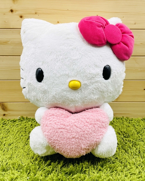 【震撼精品百貨】Hello Kitty 凱蒂貓~日本SANRIO三麗鷗 KITTY絨毛娃娃-抱愛心*06239