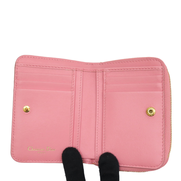 【二手名牌BRAND OFF】Dior 迪奧 粉色 牛皮 雙折 扣式中夾 Caro Compact Zipped Wallet S5032 UWHC product thumbnail 5