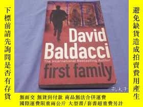 二手書博民逛書店First罕見Family book by David Bald