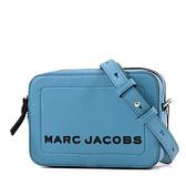 美國正品 MARC JACOBS 專櫃款 黑字LOGO荔枝紋方形斜背相機包-格呢藍【現貨】
