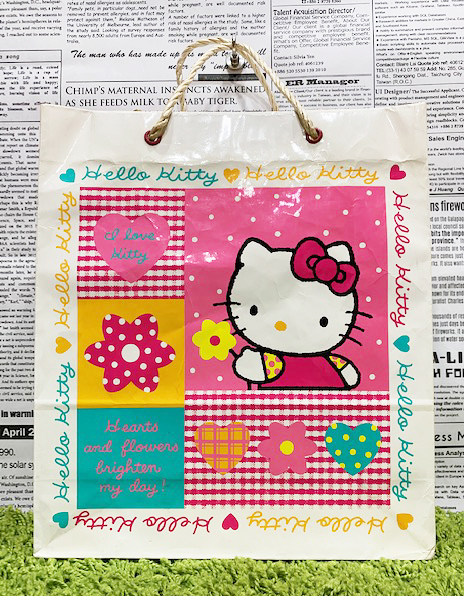 【震撼精品百貨】Hello Kitty 凱蒂貓~日本SANRIO三麗鷗KITTY紙袋/購物袋-英文花*43016