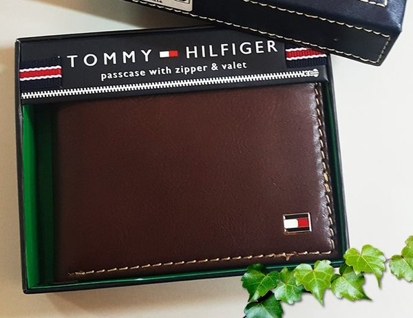 【Tommy】Tommy Hilfiger 男皮夾 短夾 牛皮夾 銘牌標 拉鍊層 多卡夾 大鈔夾 品牌盒裝／深棕色