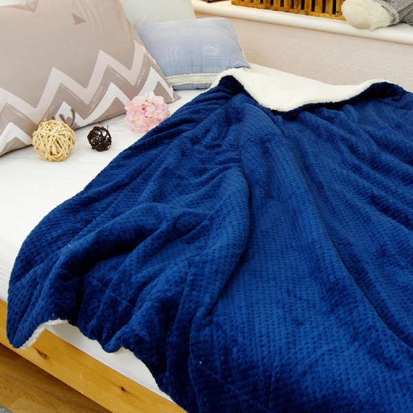 法蘭絨x羊羔絨毯 -蜂巢保暖毯-【深海藍】立體蜂巢設計、極致保暖、懶人毯 product thumbnail 2