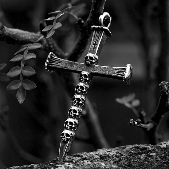 《QBOX 》FASHION 飾品【CBP8-700】精緻個性復古骷顱頭釘子十字架鑄造鈦鋼墬子項鍊/掛飾