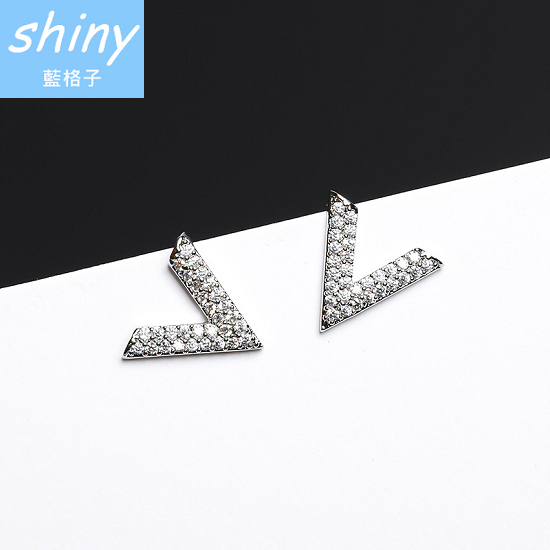 【DJA7517】shiny藍格子-簡約半三角形V字個性鑲鋯石鑽耳環