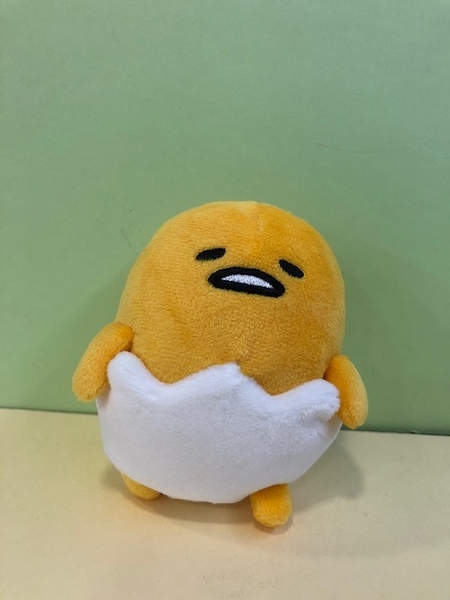 【震撼精品百貨】蛋黃哥_Gudetama~三麗鷗蛋黃哥絨毛娃娃吊飾-蛋殼#00620