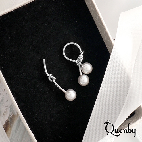 Quenby 聖誕交換禮物 韓系 平價飾品 925純銀 不對稱扭結珍珠耳環/耳針 product thumbnail 2