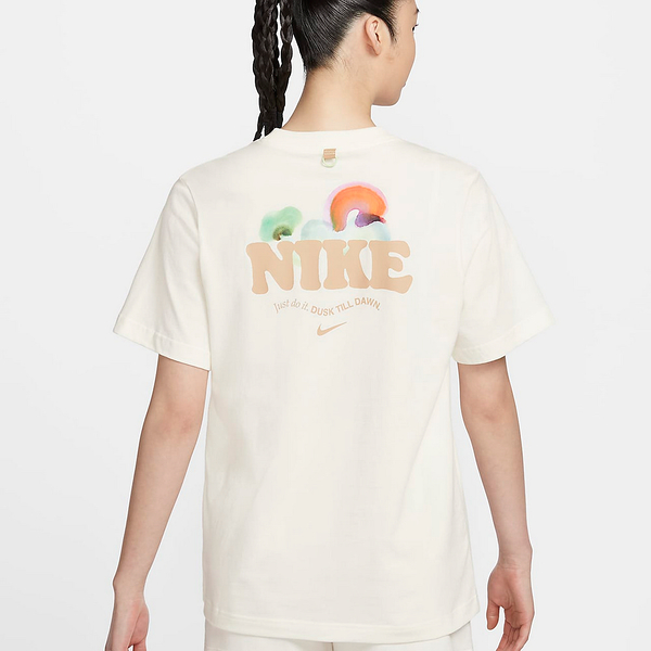 NIKE Sportswear Essential 米色 短T 休閒 LOGO渲染 短袖 HF6180-133 女