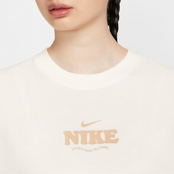 NIKE Sportswear Essential 米色 短T 休閒 LOGO渲染 短袖 HF6180-133 女 product thumbnail 4