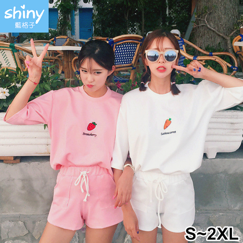 【V2295】shiny藍格子-舒適夏風．刺繡字母短袖上衣+短褲兩件式套裝