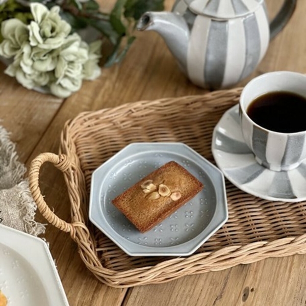 日本製美濃燒甜點盤 小花浮雕八角盤12.6cm ins風 餅乾盤 蛋糕盤 小碟子 廚房餐具 質感餐具 日本製
